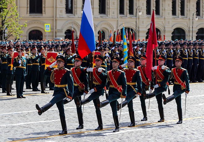 Quân đội Nga trong lễ duyệt binh là một hình ảnh đẹp và trang trọng, khiến bạn cảm thấy tự hào về sức mạnh và sự kiên trung của các lính đánh thuê này.