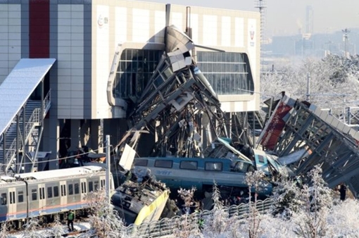 Tàu cao tốc đâm tàu hoả khiến hơn 50 người thương vong