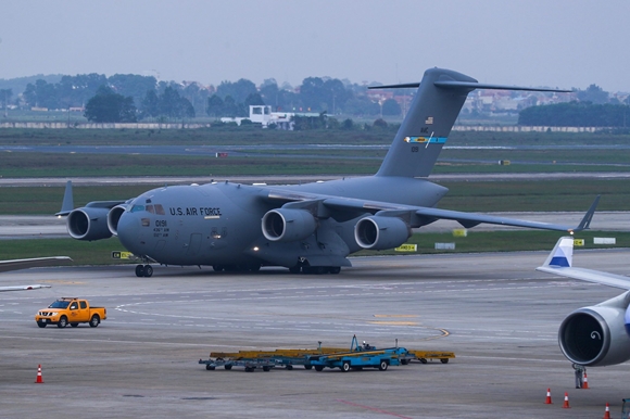 "Ngựa thồ" C-17 Globemaster III chuyên chở đồ cho ông Trump hạ cánh ở Hà Nội