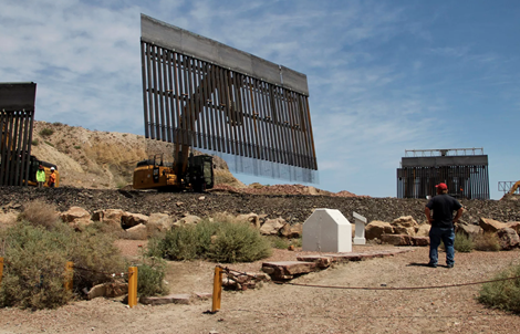 Tội phạm Mexico dùng chiêu độc đục thủng "siêu tường biên giới" của ông Trump