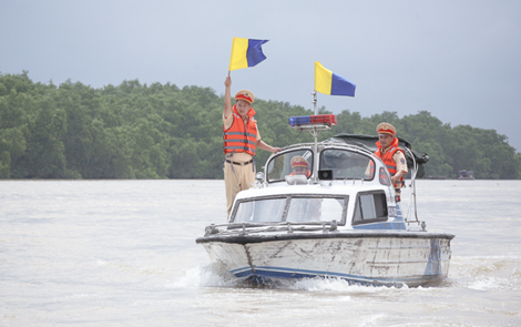 CSGT cứu giúp nữ thuyền trưởng bị ngất khi đang chạy tàu trên sông Hồng