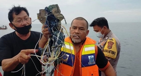 Indonesia xác nhận máy bay Boeing rơi cùng 62 người, chưa tìm thấy ai sống sót