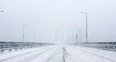 Cầu dài nhất châu Âu nối Nga sang Crimea bị phong toả do bão tuyết