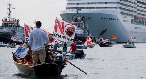 Dân Venice chèo hàng trăm thuyền gỗ xua đuổi siêu du thuyền