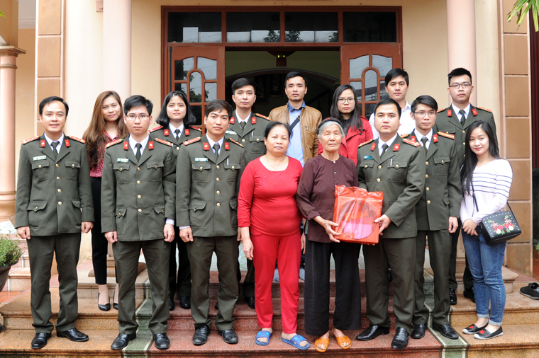 Tuổi trẻ Công an thăm, tặng quà tri ân gia đình liệt sĩ CAND