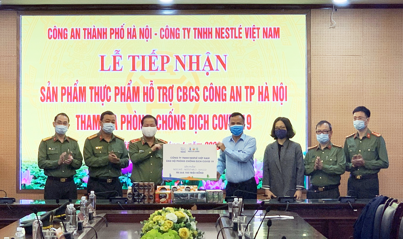 Công an Hà Nội tiếp nhận thực phẩm hỗ trợ phòng, chống dịch COVID-19 từ Nestlé Việt Nam 