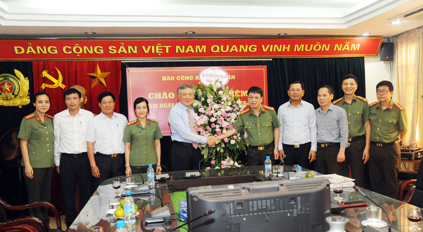 Chánh án TAND Tối cao Nguyễn Hòa Bình chúc mừng Báo CAND nhân Ngày Báo chí Cách mạng Việt Nam