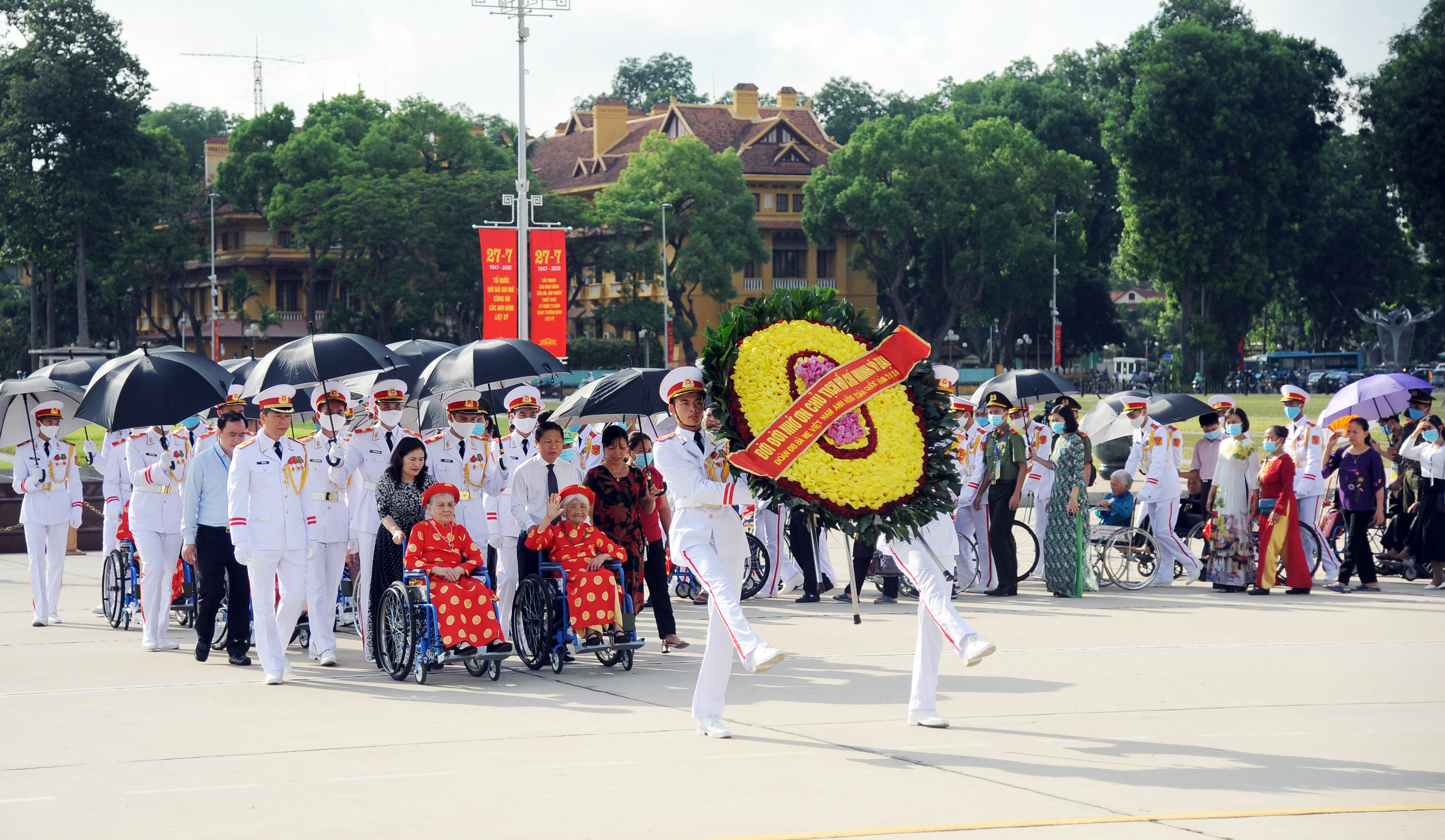 Đoàn đại biểu Mẹ Việt Nam Anh hùng vào Lăng viếng Bác