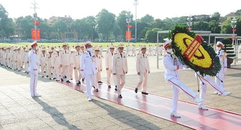 Đoàn đại biểu Đại hội đại biểu Đảng bộ Công an Trung ương vào Lăng viếng Bác